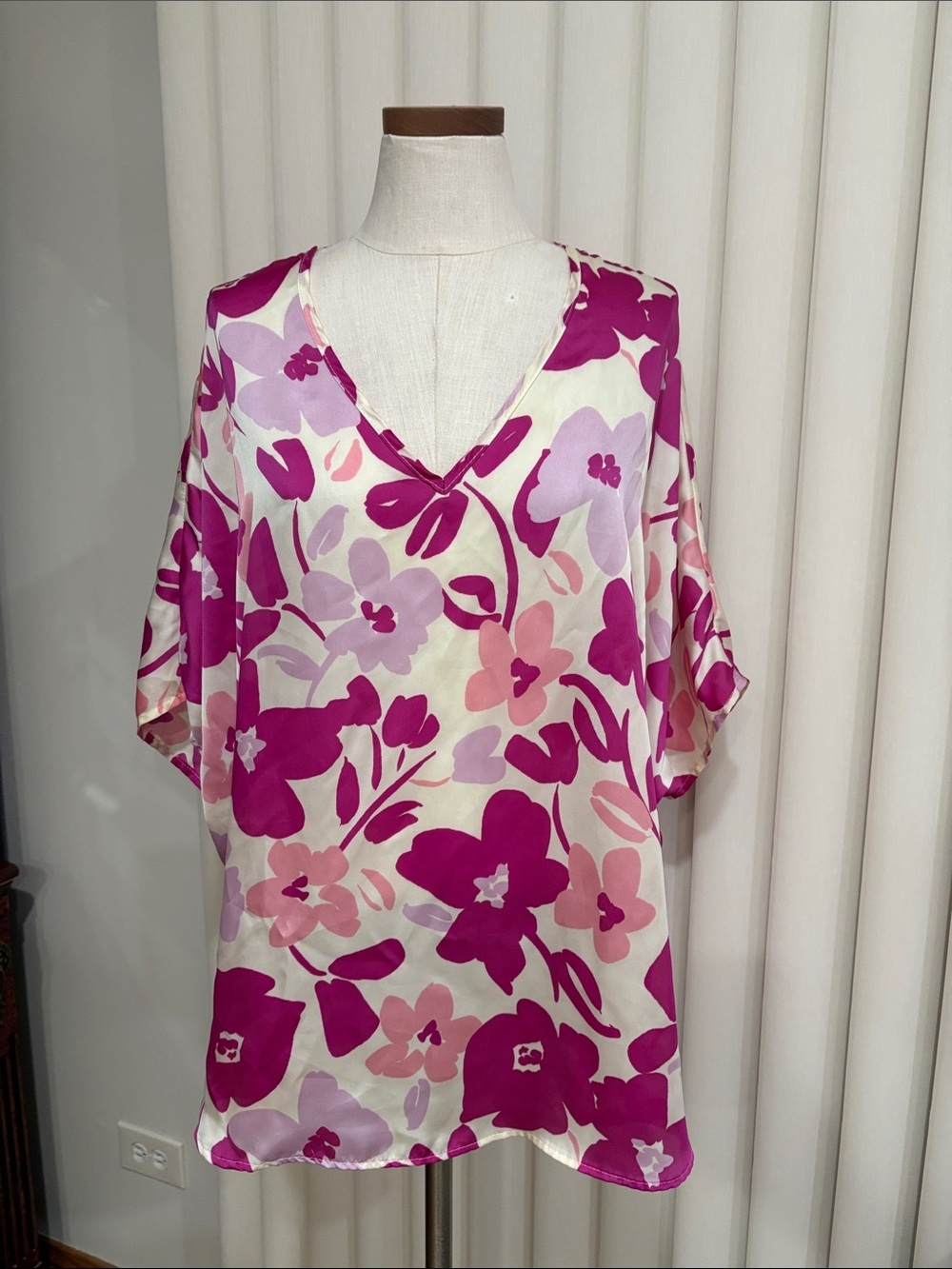 Adrienne Floral oversized Satin poncho Top in Cream, Fuchsia & Light Pink Small